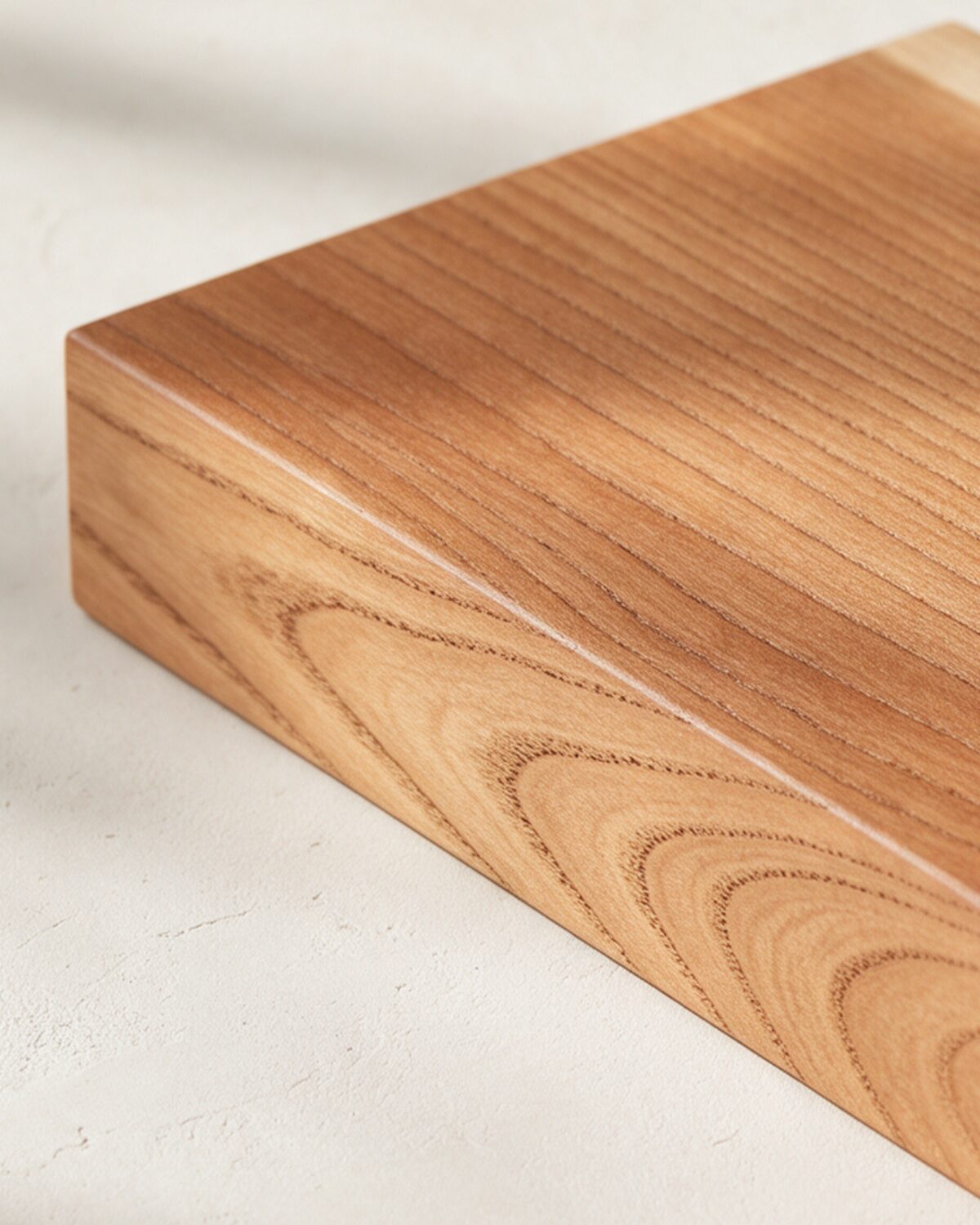 Imagen generada con IA: una tabla maciza de castaño aserrada al cuarto, de líneas rectas de poro abierto, con un canto de albura clara